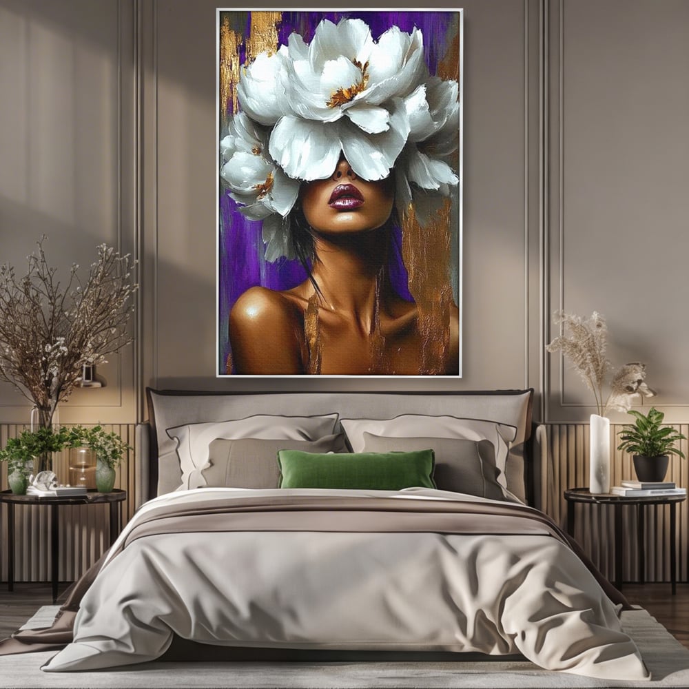 Tablou canvas cu tablou canvas cu femeie si flori albe, in rama de aluminiu argintiu, pe perete intr-un dormitor